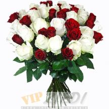 ziedu piegāde: Baltas un sarkanas rozes: 133.00 €