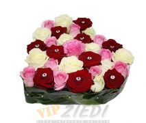 ziedu piegāde: Ziedu sirds no dažādu krāsu rozēm: 120.00 €
